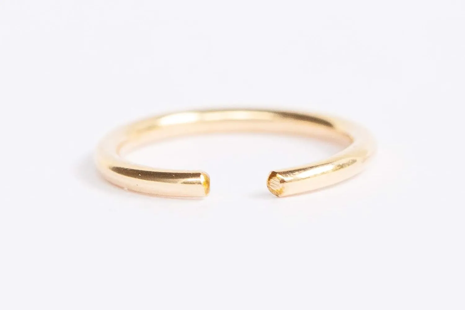 Ellie J Maui Ear Cuff Gold  Smooth and Sleek Gold Ear Cuffs, Designed for Ear Cuffs Non Piercing, Ideal for Minimalist Looks and All-Day Comfort (14k Gold Filled, Smooth)